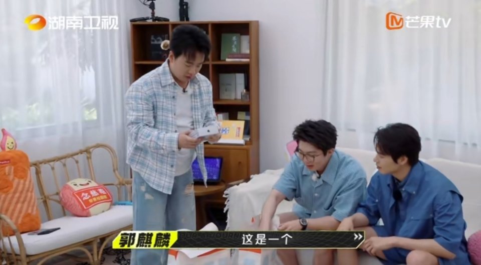#魏大勋送郭麒麟毛不易哑铃沐浴皂##魏大勋礼物和人一样有趣#魏大勋你是懂送礼物的