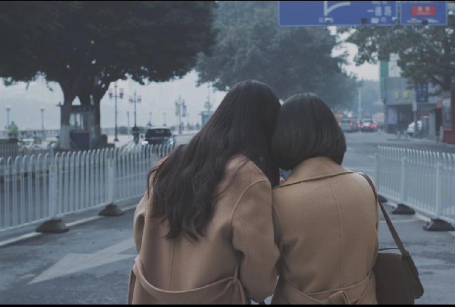 现实版的农夫与蛇。
一女子因经常去上海看病，一个朋友同情她，就让她免费住在家里。