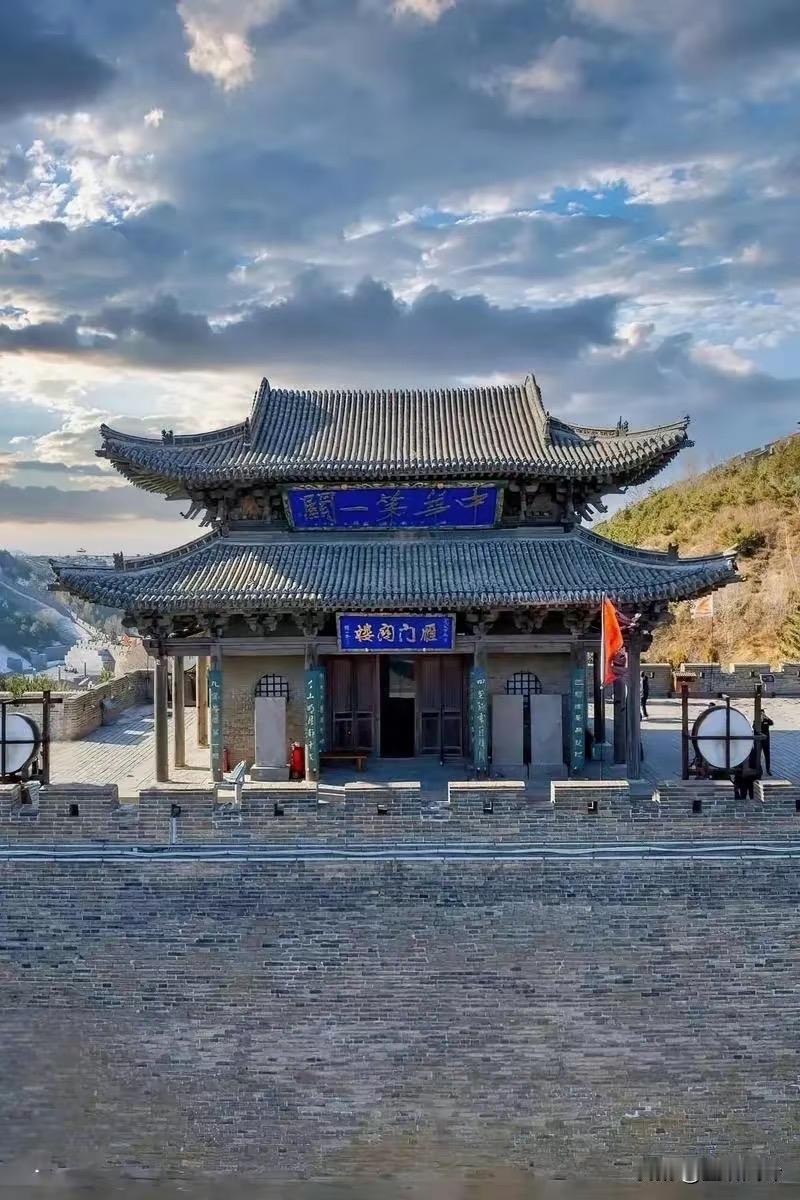 雁门关是忻州的，忻州的高铁站就叫“雁门关站”，这可是当地很有特色的一个站点呢。