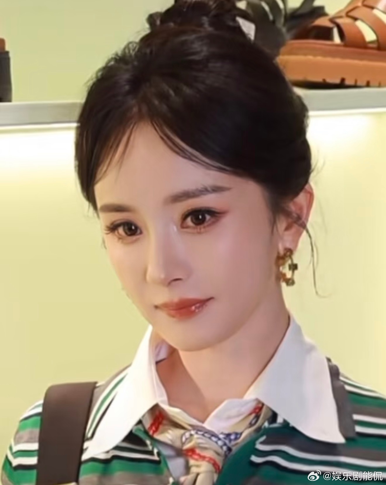 杨幂的脸真的好小 明星的脸都好小好精致啊 为啥我们普通人肉都是感觉松松的 她们的