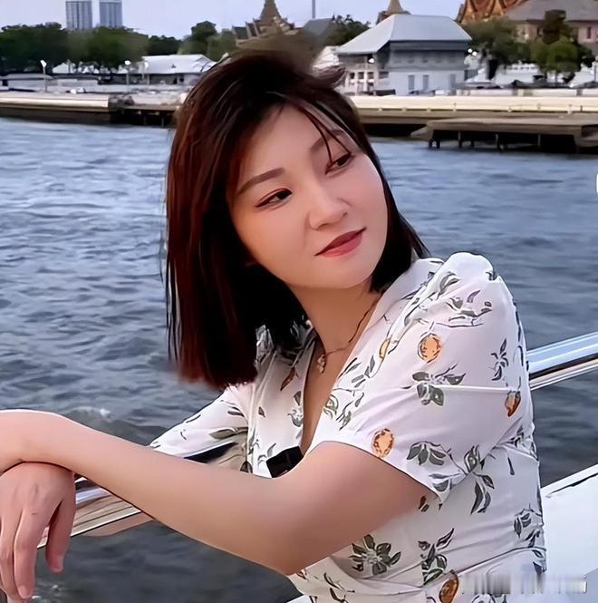 就在刚刚
王暖暖与俞某某正式被判离婚，俞某某须赔偿王暖暖50万，但身在泰国监狱的