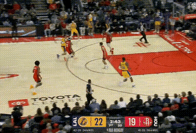 东契奇现在打球沉稳的让人可怕！按之前他的打法这个球早就自己打进去了，现在越来越沉