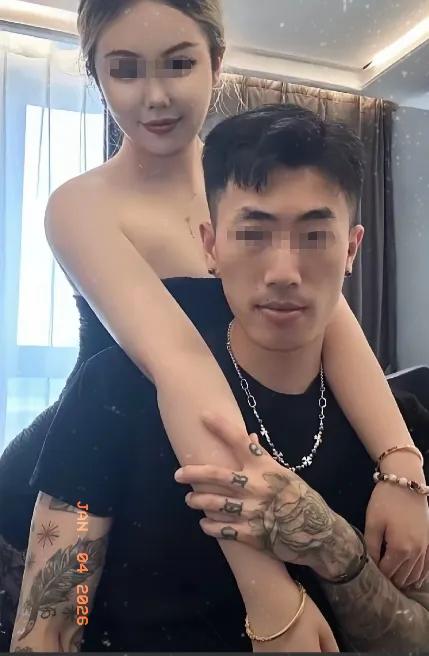 家丑外扬，青岛这家医院的操作真让人跌破眼镜，38岁护士带纹身对象进护士站还让他碰