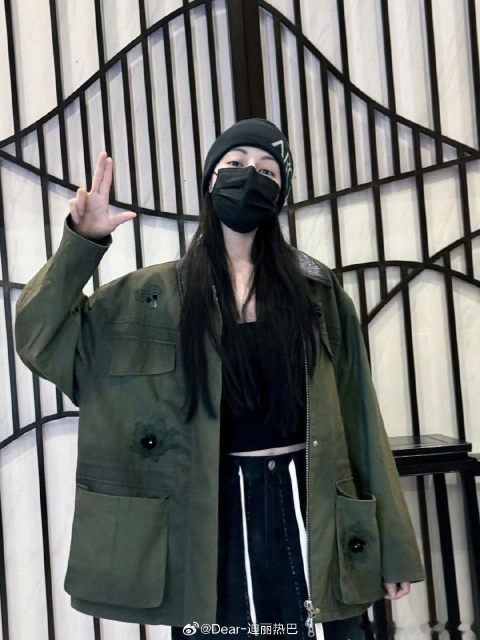 迪丽热巴拍照三连biu 迪丽热巴拍照📸三连biubiubiubiu[舔屏][舔
