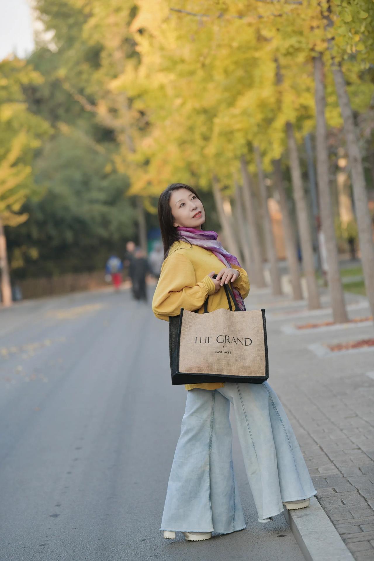 深秋时节，丛台公园里的银杏树下，开心快乐每一天、#银杏叶醉美季节# #秋天的银杏