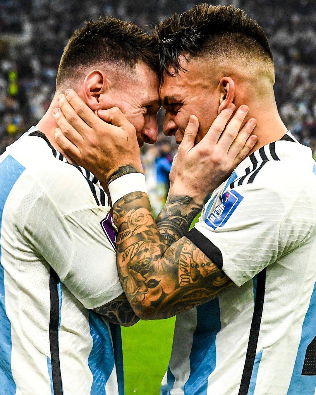 阿根廷对阵安哥拉的两粒进球：▫️ 梅西助攻劳塔罗▫️ 劳塔罗助攻梅西这对梅罗组合