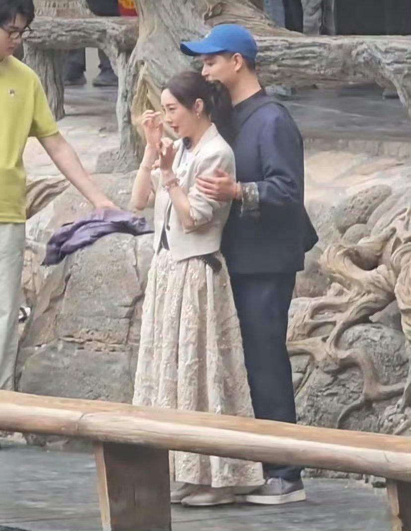 马頔抱李纯鬼鬼祟祟马頔的“鬼鬼祟祟”抱妻大法：第一步假装不经意靠近，第二步假装不