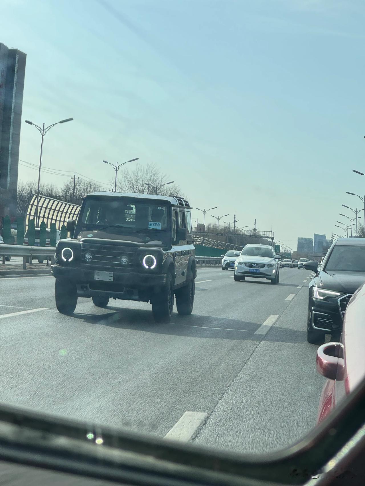 今天在北京的路上，遇见一辆没见过的车，看着有点像路虎卫视，估计是国外某个品牌的复