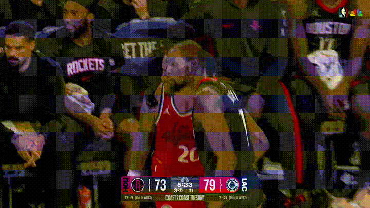 快船超级球星伦纳德真是生猛如虎！在今天快船主场迎战火箭的比赛中，当时比赛进行到了