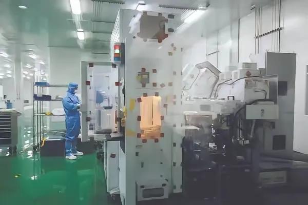 美企无耻+家贼难防！新加坡联合早报今日报道：“中国半导体设备龙头屹唐半导体起诉了