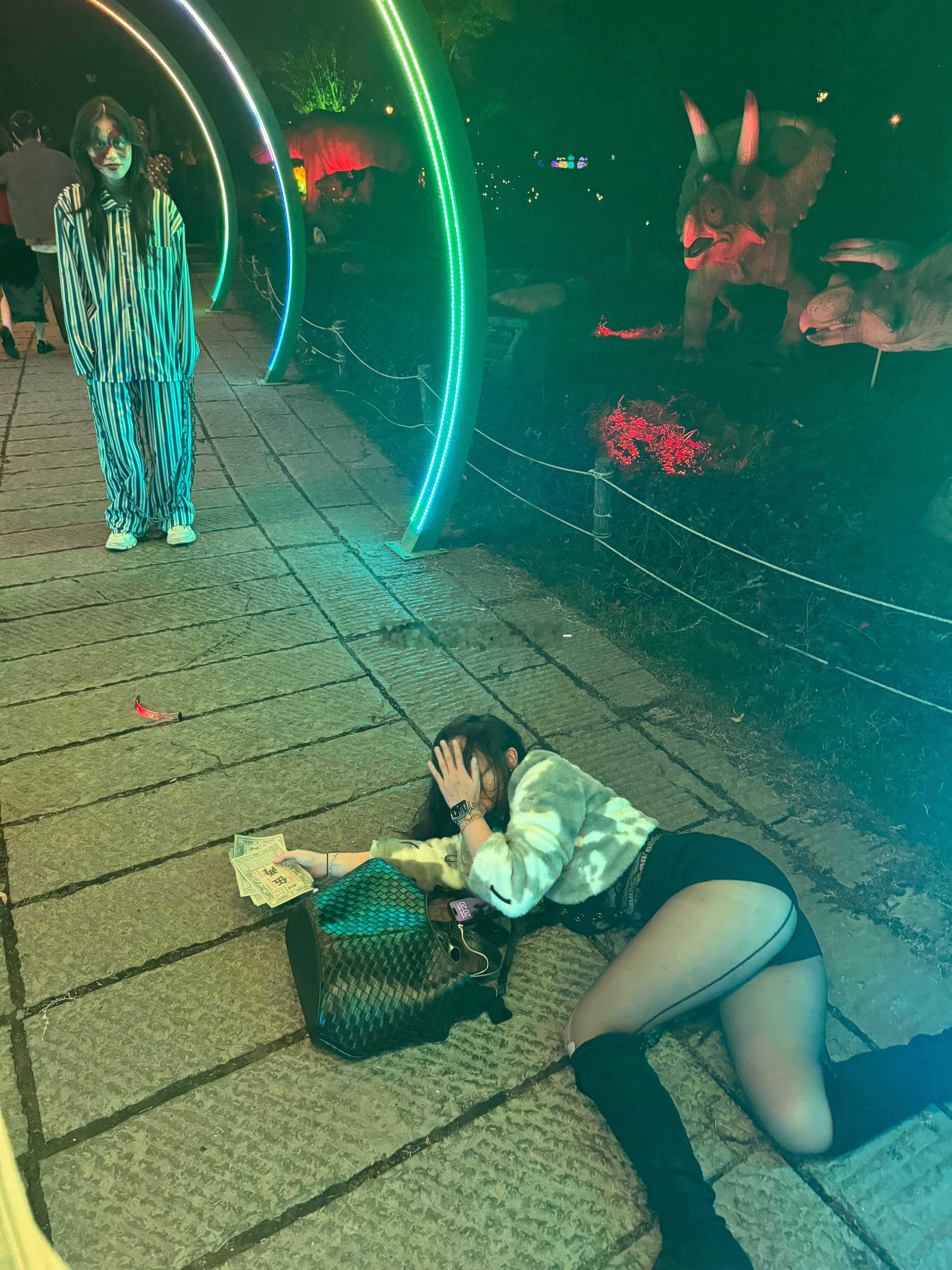 哈哈哈哈哈进园没五分钟摔的  ​​​