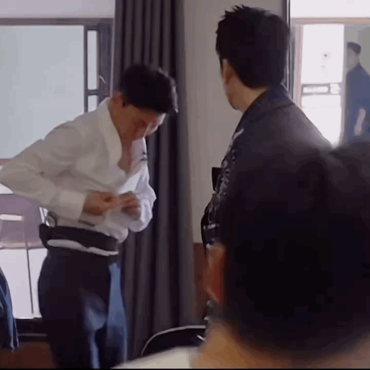 #林依轮说阿如那不i不e的# “不i不e”这个形容好贴切，林依轮好有梗，阿如那选