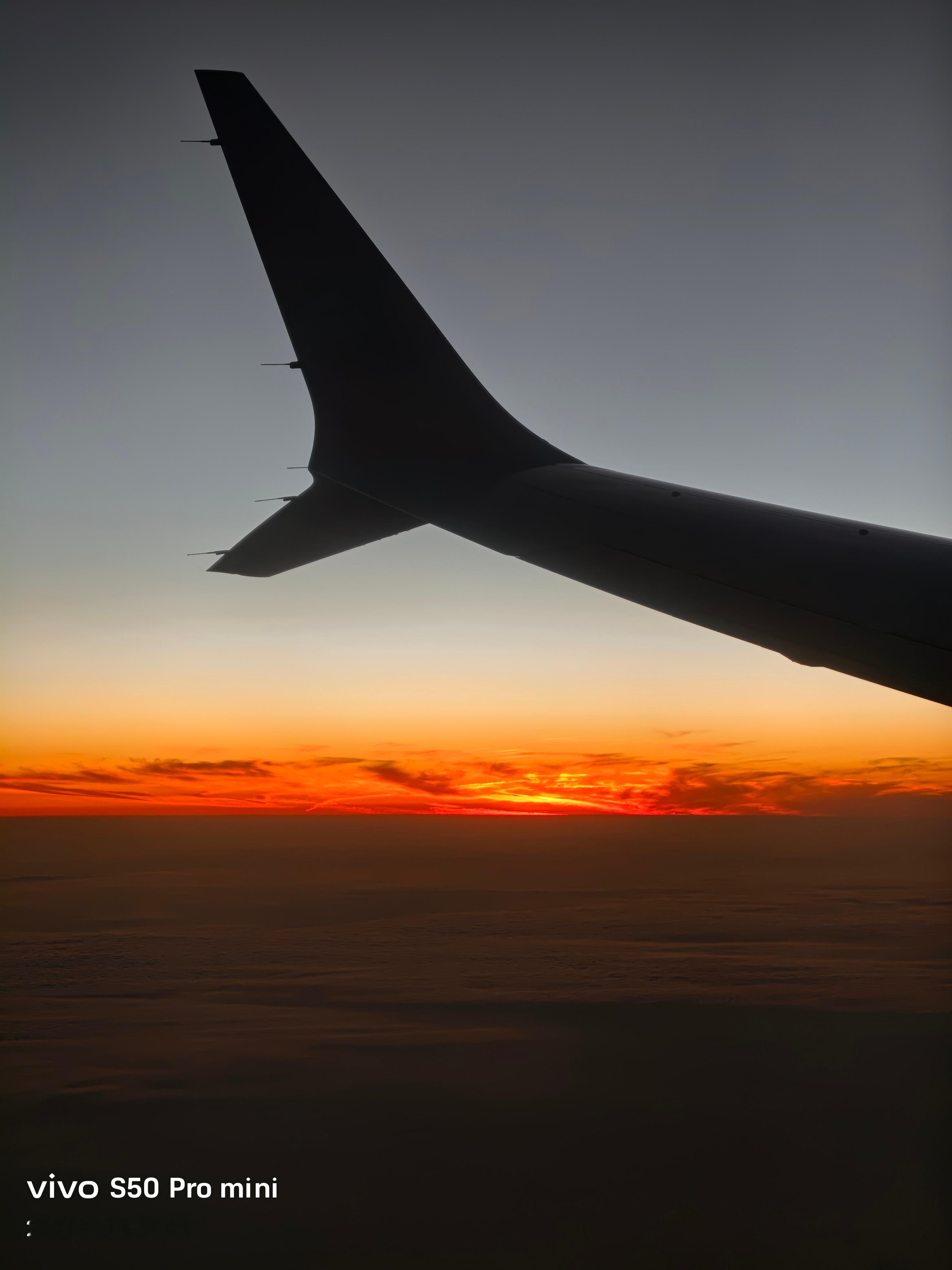 飞机上用vivo S50 Pro mini随手拍摄的落日vivo S系列不止自拍