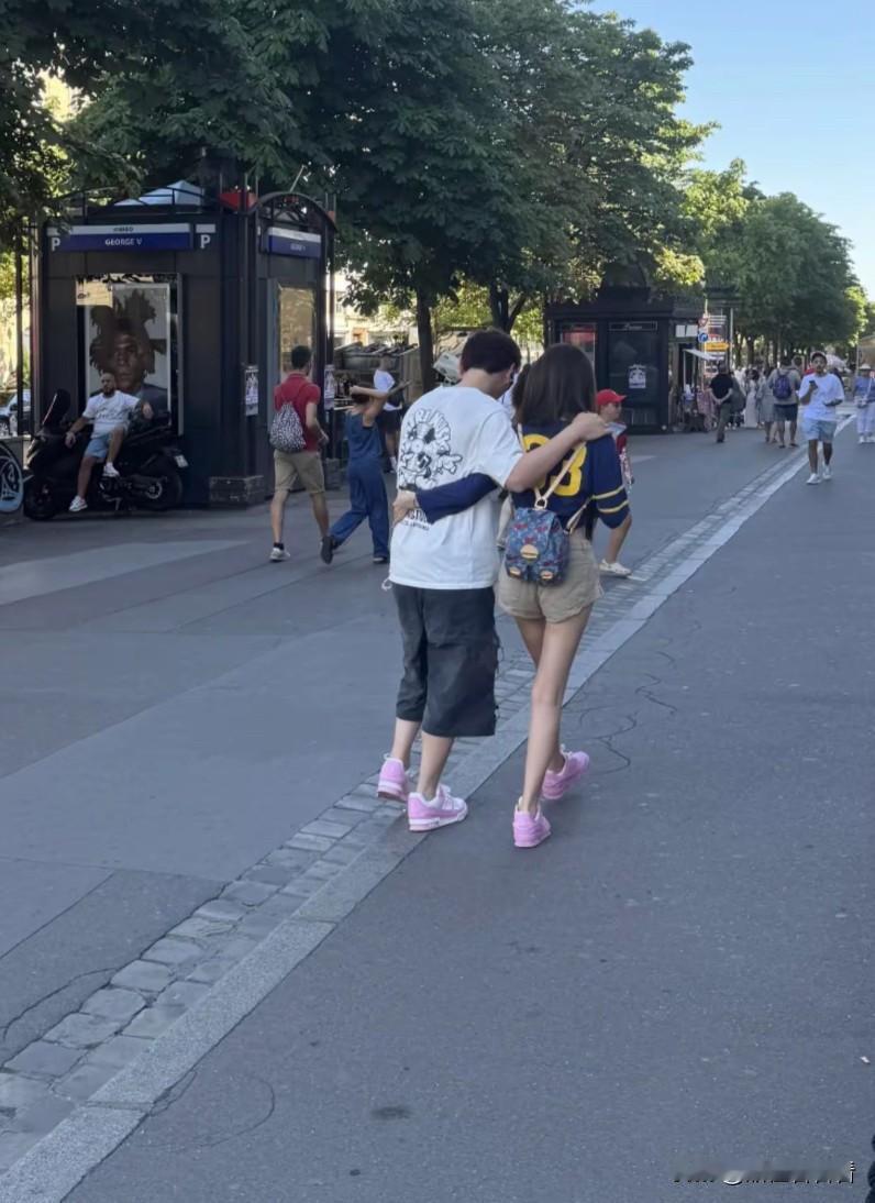 王思聪跟女友懒懒在巴黎被偶遇，两个人都穿粉丝情侣鞋，亲密的走在街头，37岁的王思