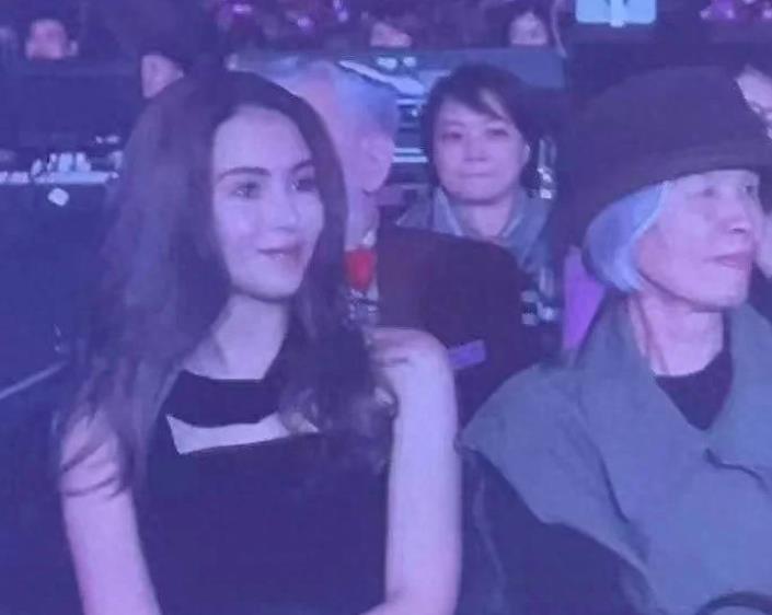林志颖带儿子看周杰伦演唱会，依然还是不老男神！

林志颖——小时候他是我的偶像，