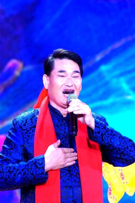 成名十多年了，朱之文现在的商演和签约还是没断过。

当年穿着军大衣上台，谁也没想