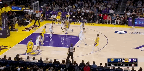 这都不进？拉拉维亚太离谱了！

要说湖人队谁状态最不好，拉拉维亚当之无愧，先是外