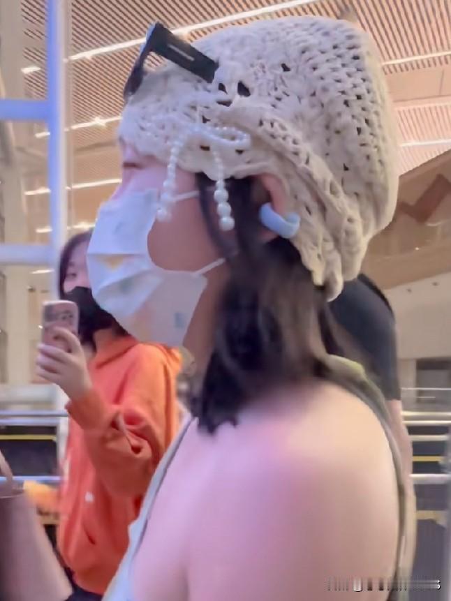哈哈，辣目洋子这是终于放飞自我了？小肚肚重出江湖，证据确凿！之前看她瘦得跟纸片人