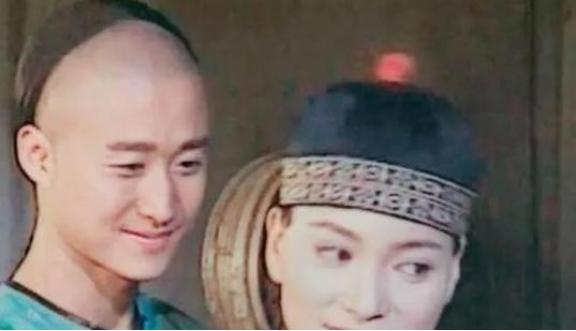 1998年，24岁的吴京向27岁的樊亦敏求婚。谁知，樊亦敏不屑一顾：“三年内赚够