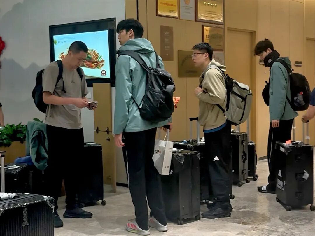 中国男排回到宁波全力备战总决赛 7月21日晚，结束三周跨国分站赛的中国男排飞抵宁