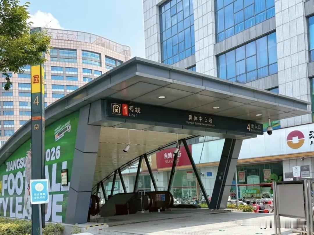 今天我们常州地铁又免票啦！因为苏超联赛之常州主场比赛日又到了。

今天，是我们常