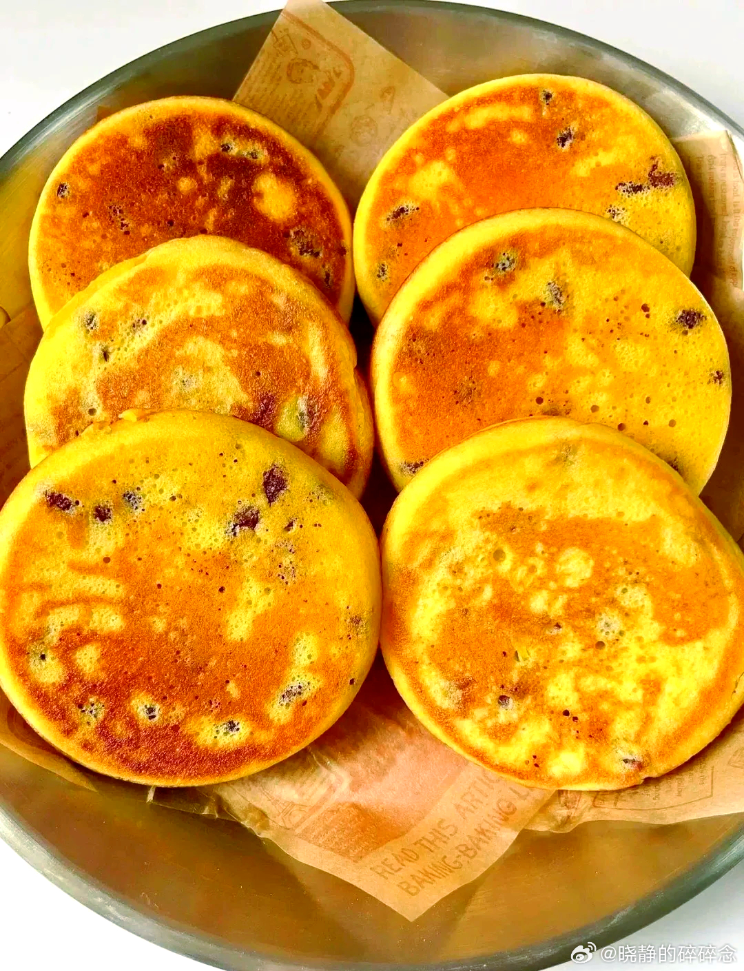 玉米蜜豆饼做法：100克普通面粉➕ 100克细玉米粉➕ 1个鸡蛋➕ 2克酵母➕ 