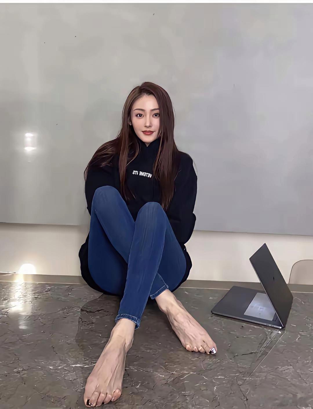 张天爱的足部线条也太精致了，形态优雅秀气，细节里都是美感～ 