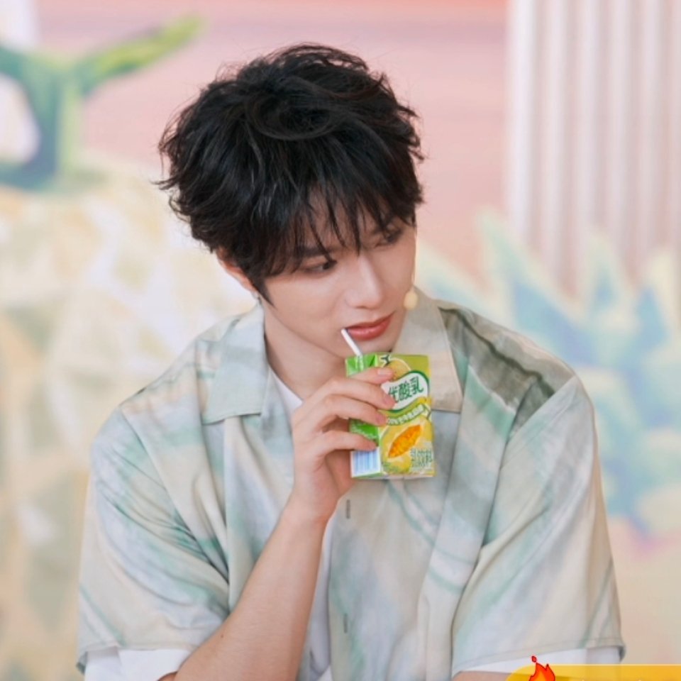小宝宝嚼吸管🥤 ​​​