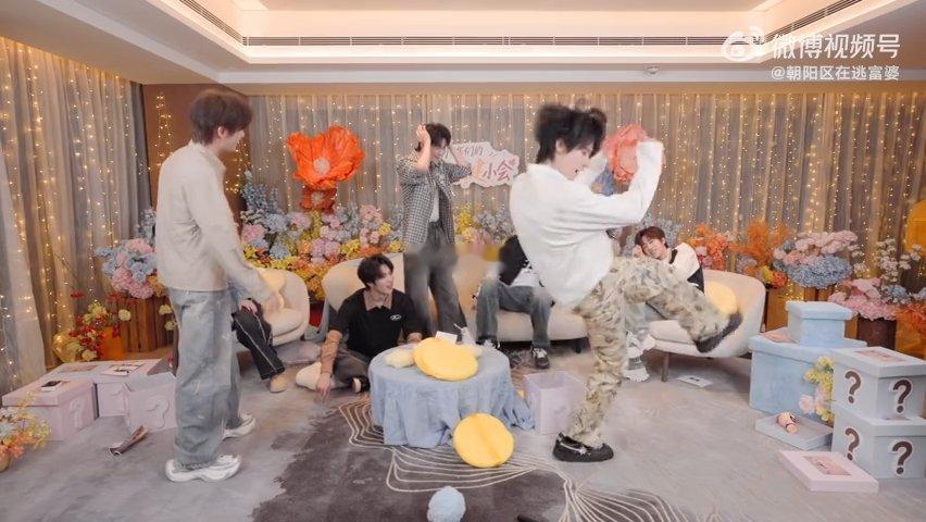 时代少年团[超话]丁程鑫张真源抽象舞蹈对决丁程鑫和张真源简直是两位老抽家，直播抽