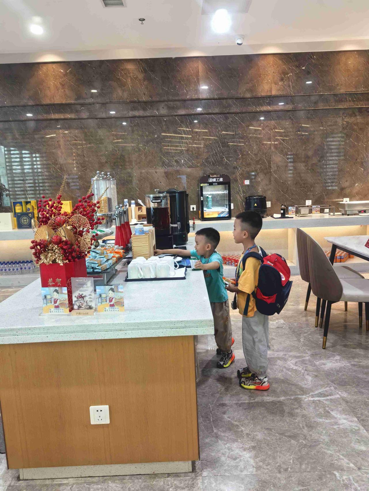 出发啦！避暑去。

今天早上6:00起床煮了鸡蛋，蒸了昨天吃剩的清蒸鲈鱼，我又煮