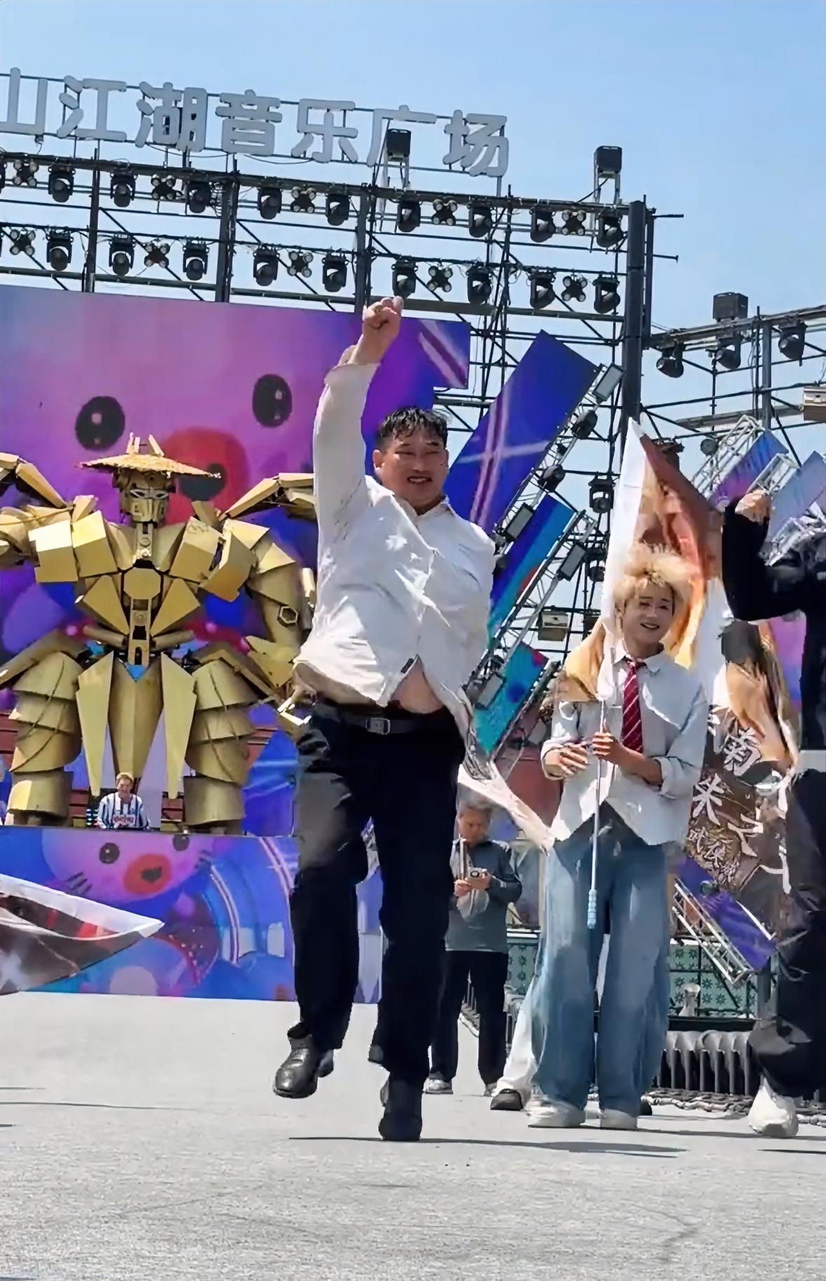五月四日大衣哥朱之文跳舞开封万岁山，五一的第四天大衣哥在开封万岁山跳舞收放自如。