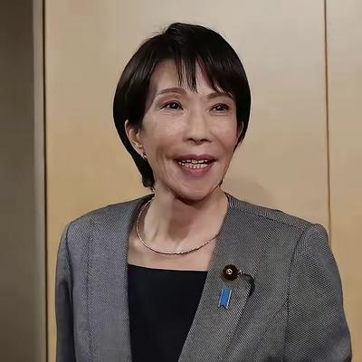 高市早苗万没料到，一架专机突然降落北京，中方迎来稀客，当着全世界的面，交给中国一