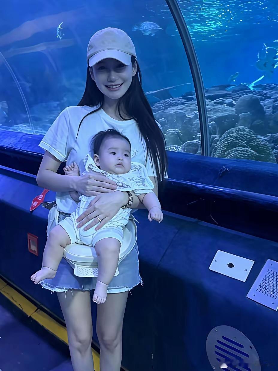 马筱梅晒照，一个人带娃，去水族馆，很厉害啊有一说一，她真的是个狠人，生完孩子，身