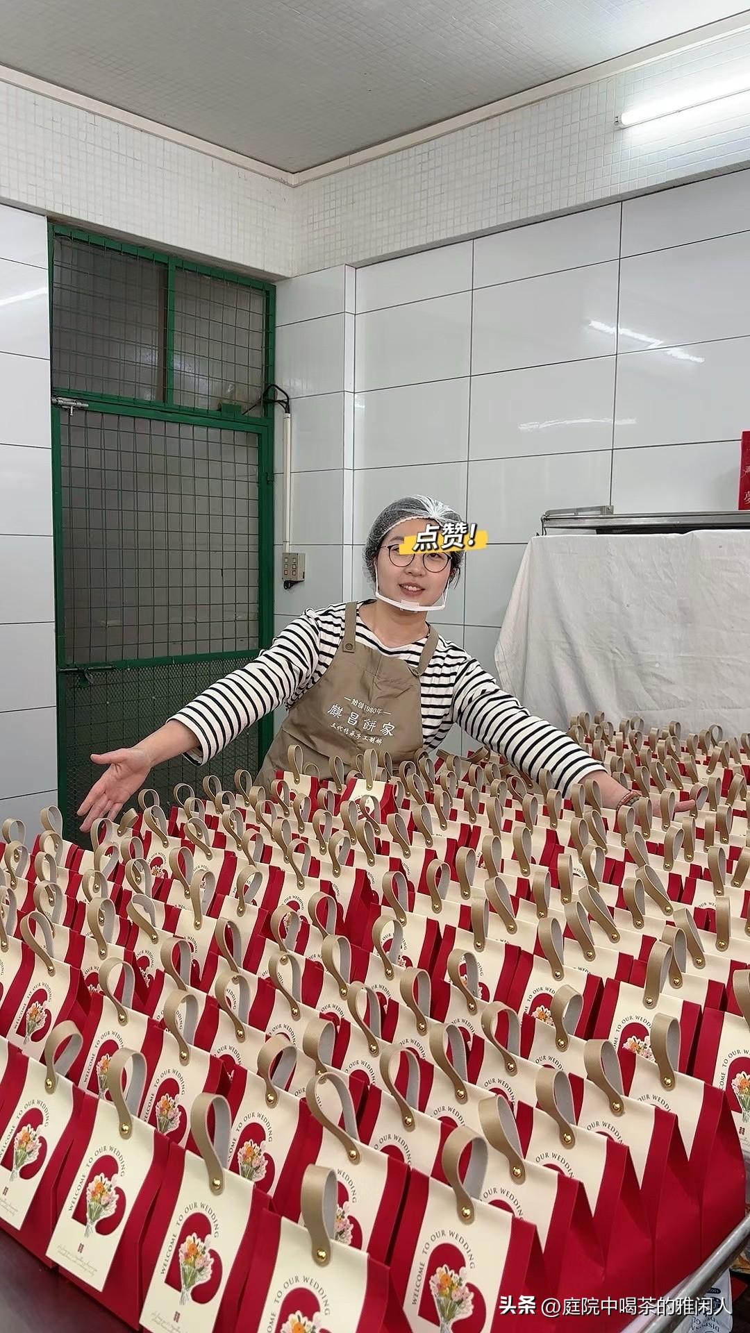 左手撑起事业，右手守护家庭。
不慌不忙，温柔且坚定；
把日子过成喜欢的样子。
既