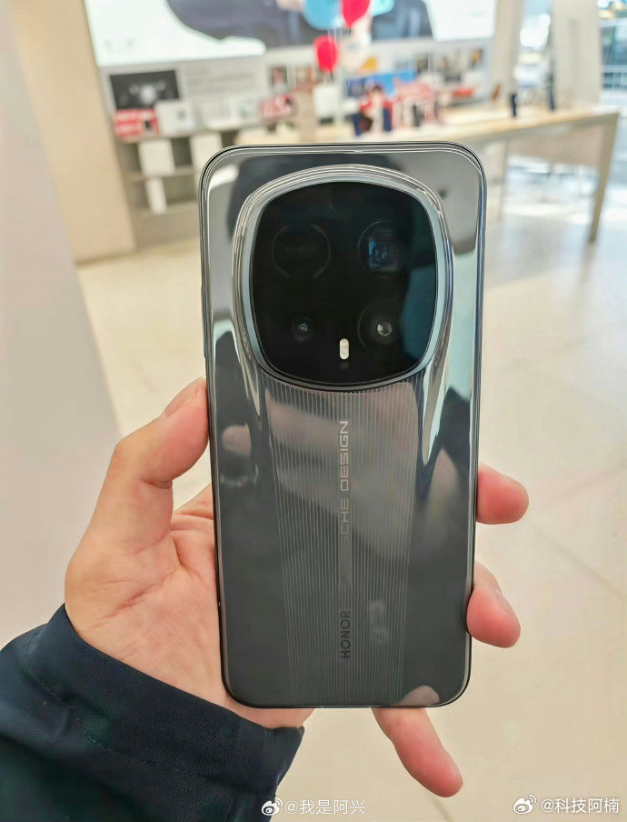 荣耀 Magic8 RSR 保时捷真机来了，参数感受一下：1.5K LTPO等深