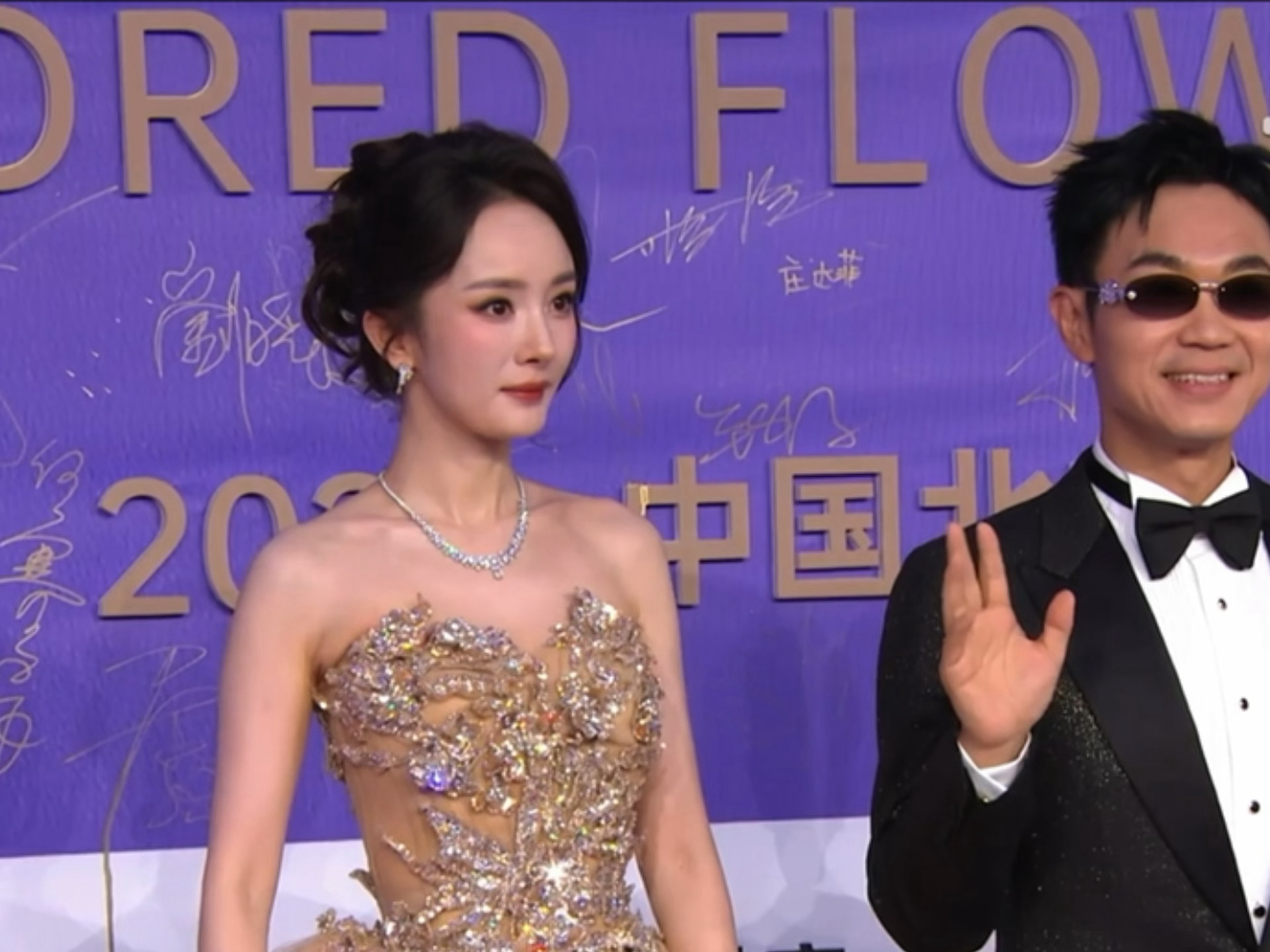 杨幂杨紫今天百花奖红毯造型，幂这身看着要拿下百花啊… 杨幂现场换发型了