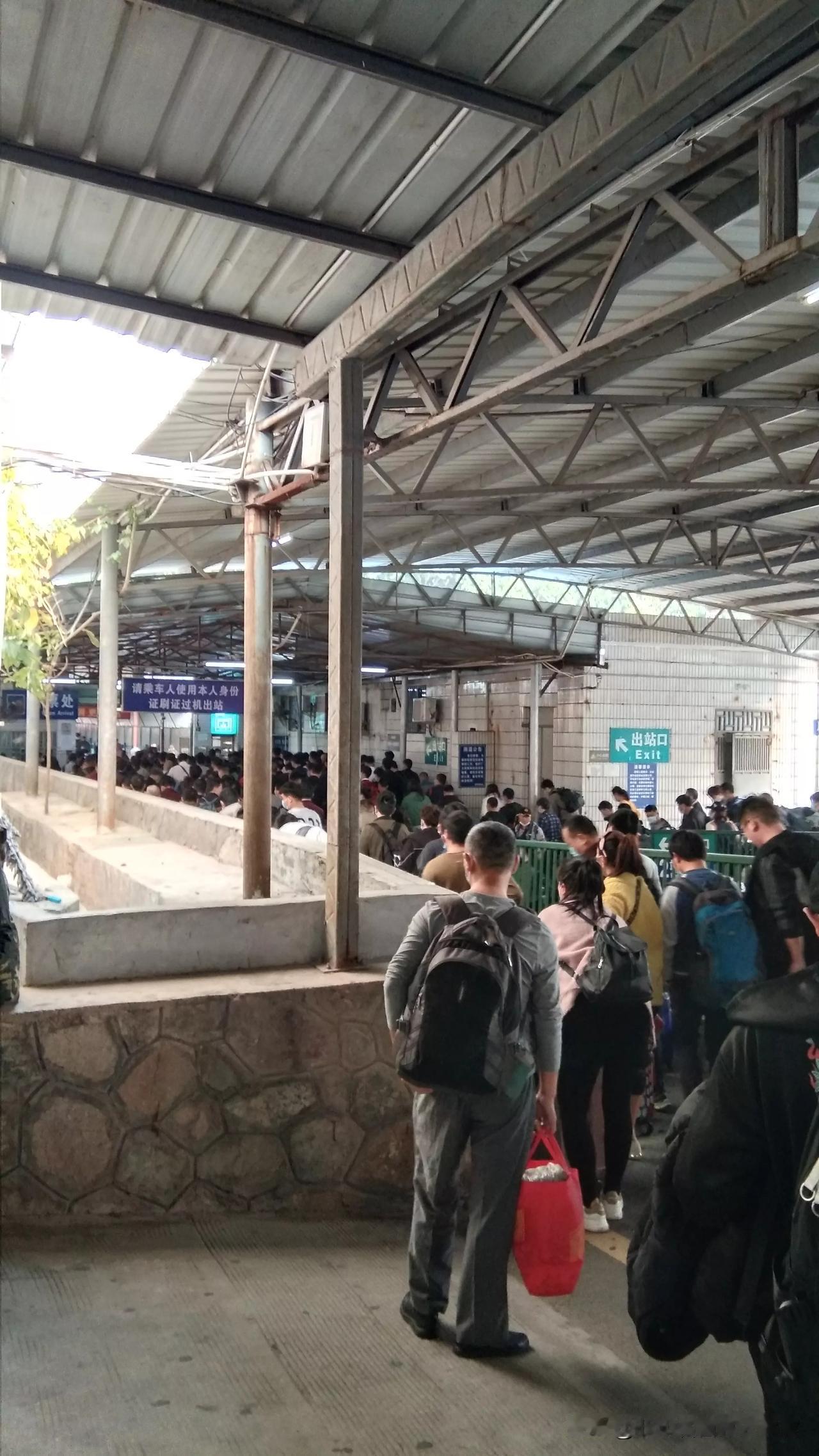 【中国有3.6亿工薪阶层，其中超过9000万人年收入低于3万元】

很多人月薪1