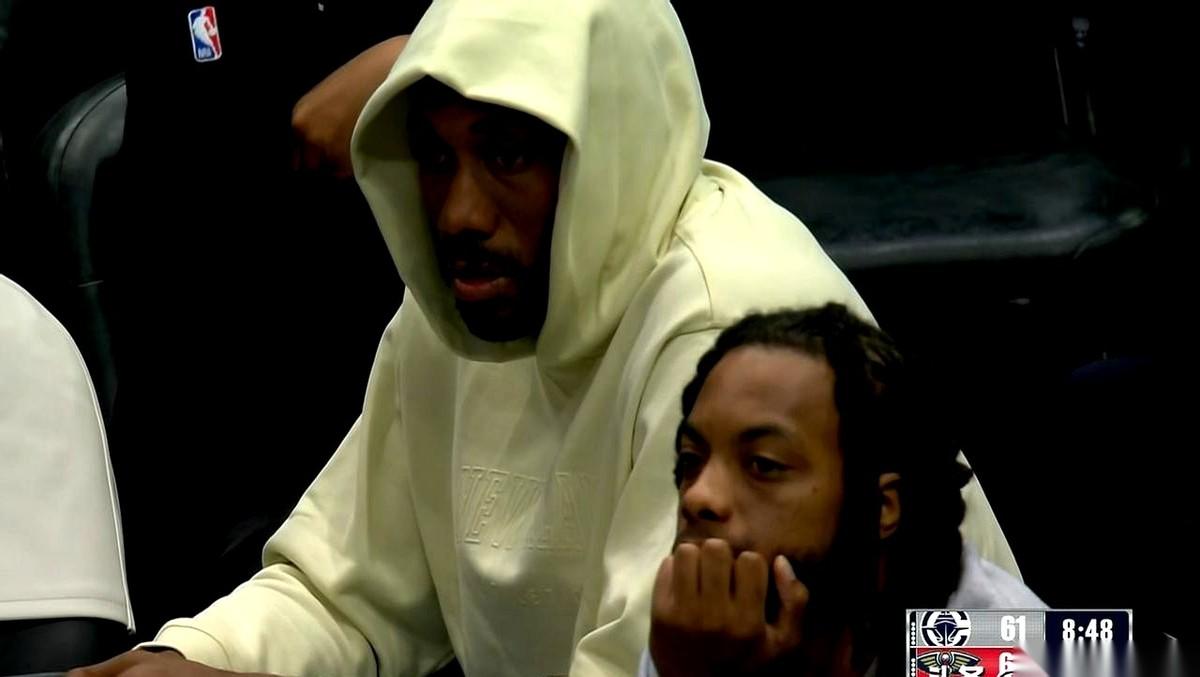 那镜头一晃，切到替补席，我心都跟着揪了一下。
加兰那张脸啊，简直就是一部内心戏的