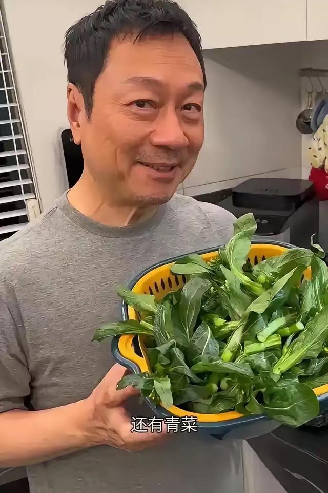 TVB三届视帝黎耀祥
干了件让全网都夸通透的事。

当年他果断卖掉香港87平的蜗