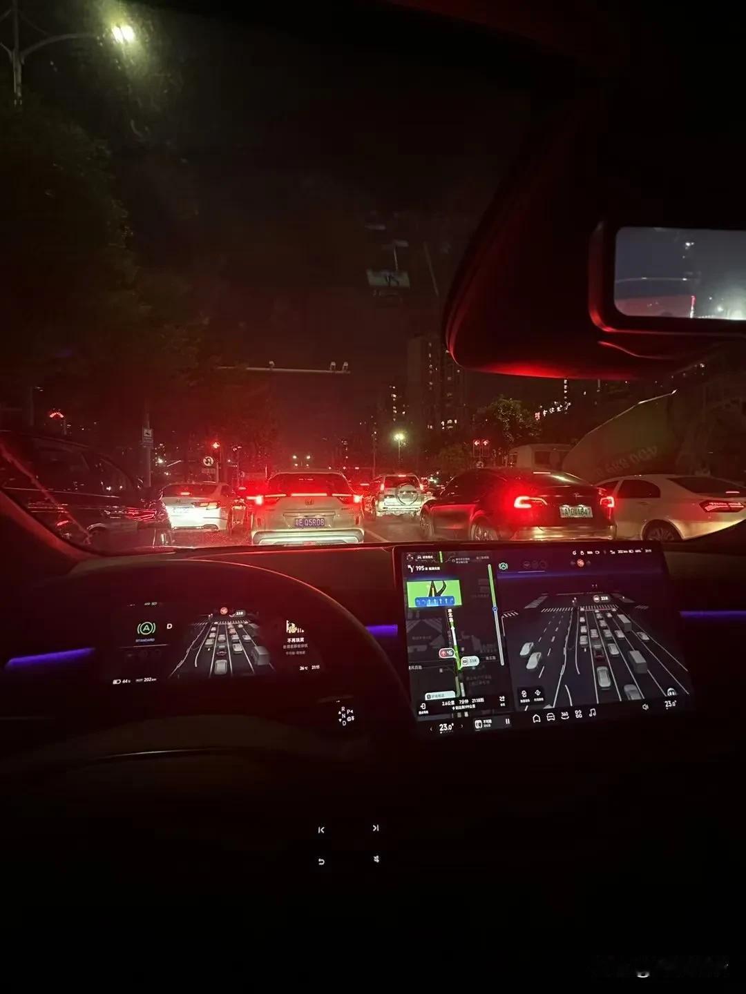 朋友啥都对我们隐藏，虽然知道他买了车，但他就是不肯说具体的车型，时不时拍个照片给