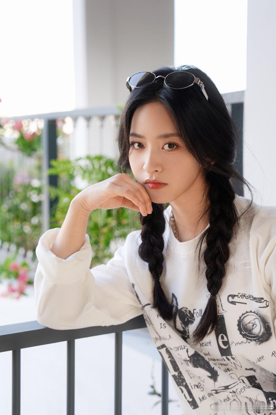 保持独立思考，不依赖AI，沈月说得太对了沈月你们别依赖AI何炅教客栈团写述职报告