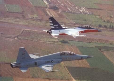 飞扬军事 1991年7月12日，台湾空軍F-CK-1经国号2号原型机在进行低空高