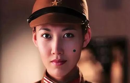 1938年，东条冥郎看到女儿的尸体被完整运回，忽然像被电击一样兴奋，一把抽出腰间