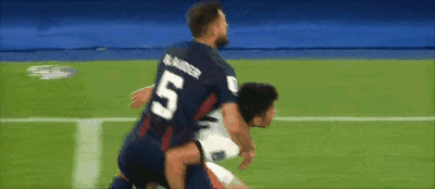 这一脚踩下去，隔着屏幕都让人后背发凉。
 
李圣龙满脸是血，鞋钉直接招呼到了脸上