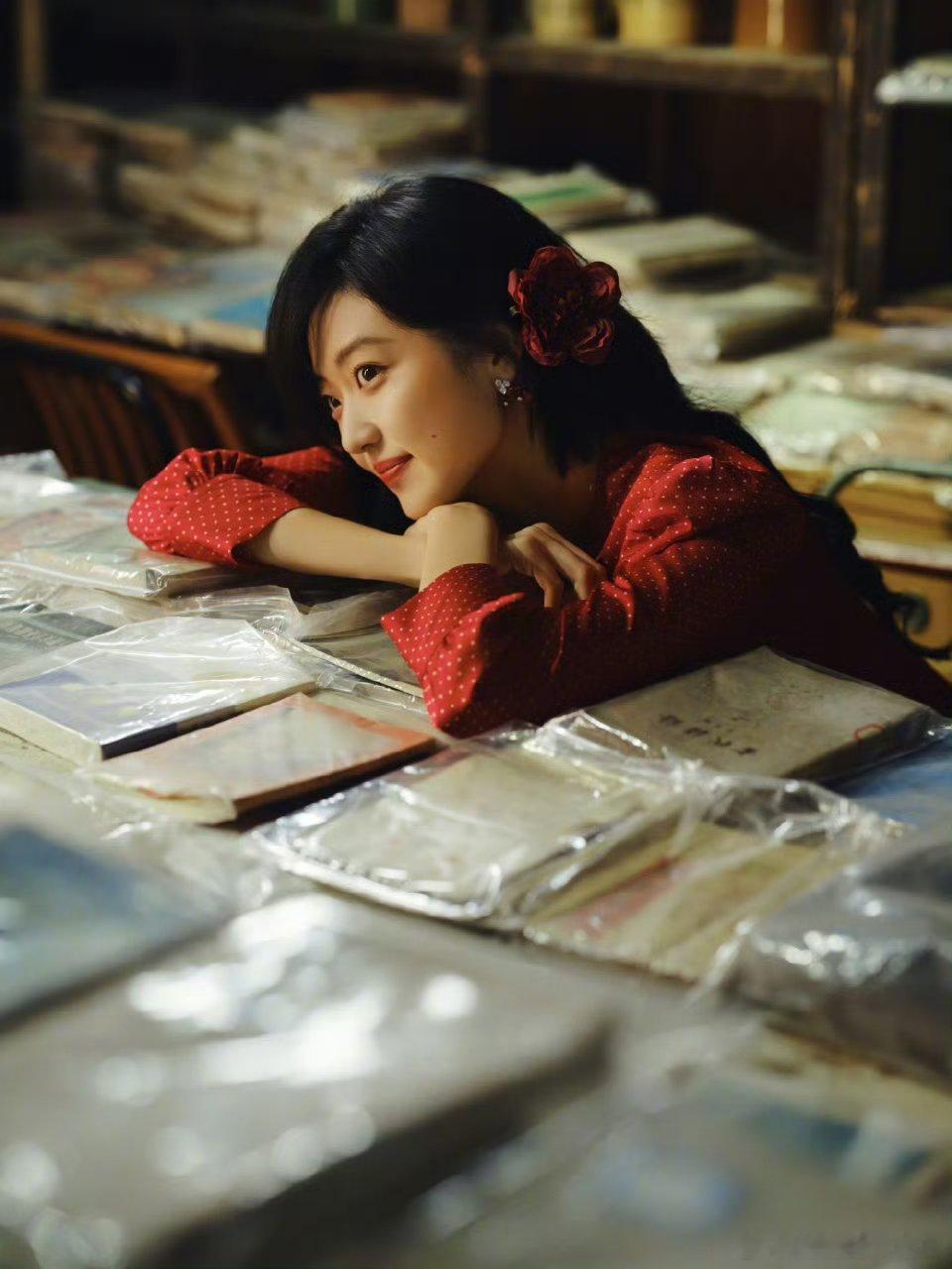 孙千经济上行时期的美 谁被孙千的红裙惊艳到了！明艳大气、舒展自在，既有少女的鲜活