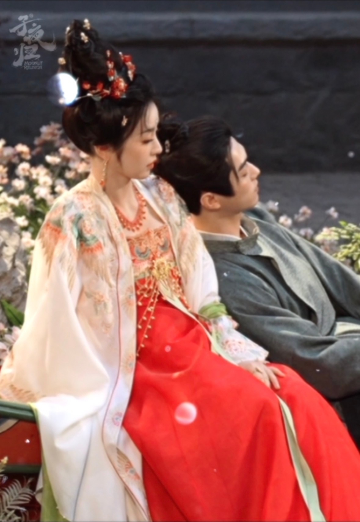 #许凯田曦薇对视心动# 、#许凯田曦薇怎么没亲上#子夜归发布的情人节花絮好甜，许