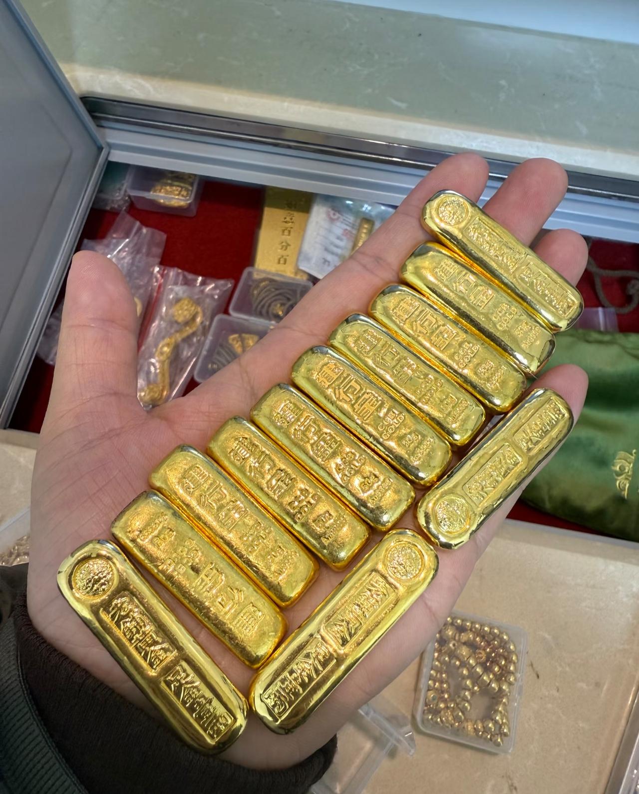 黄金疯涨是好还是坏？
我的一个闺蜜，95后拿着20万本金又贷款30万买黄金。光利