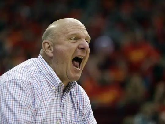 NBA最富有的六大老板：
一，快船队鲍尔默，资产超千亿，据说可以买下NBA所有球