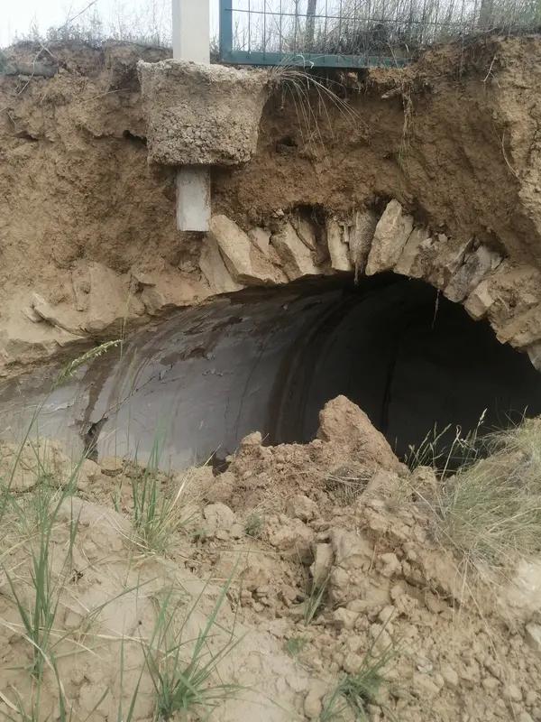 3月11日清早，日本大阪市北区茶屋町热闹地段出大事了！一根直径3.5米、长27米