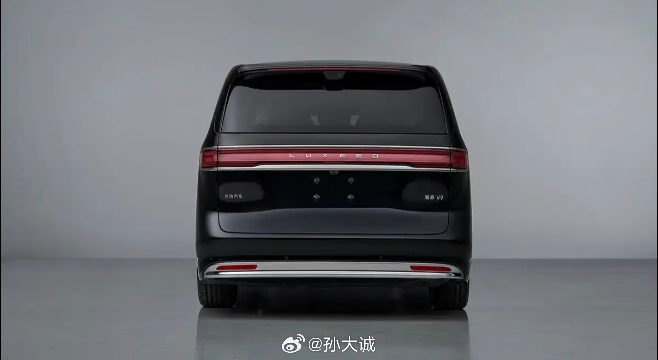 智界V9长5359mm、宽2009mm、高1859mm、轴距3250mm，带后轮